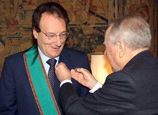 Il Presidente Ciampi insignisce il Maestro Francesco Petracchi dell'onorificenza di Cavaliere di Gran Croce al Merito della Repubblica Italiana