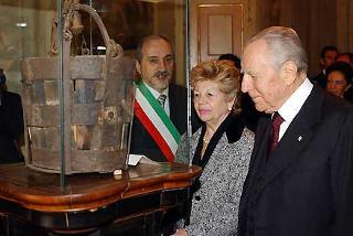 Il Presidente Ciampi con la moglie Franca ed il Sindaco di Modena Giuliano Barbolini, osservano la &quot;Secchia Rapita&quot; sottratta dai modenesi ai bolognesi nel 1325