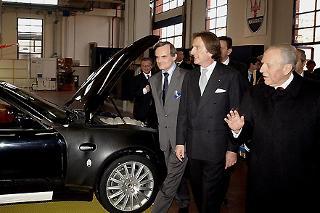 Il Presidente Ciampi durante la visita all'interno dello stabilimento della Maserati