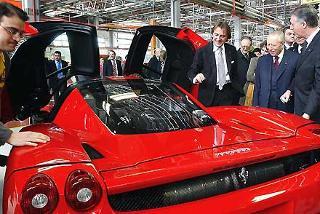 Il Presidente Ciampi con Luca Cordero di Montezemolo, Presidente del Gruppo Ferrari-Maserati e Piero Ferrari, VicePresidente della Ferrari durante la visita allo stabilimento