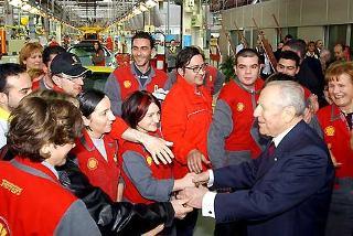 Il Presidente Ciampi salutato dai tecnici della Ferrari, durante la visita allo stabilimento