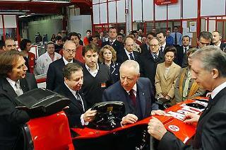 Il Presidente Ciampi con i Dirigenti della Ferrari osserva il volante della ultima "Formula Uno" presentato da Jean Todd