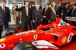 Il Presidente Ciampi con Luca Cordero di Montezemolo e Piero Ferrari, nella scuderia del "Cavallino Rampante-Formula Uno"