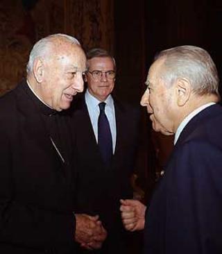 Il Presidente Ciampi con S.Em.Rev.ma il Cardinale Pio Laghi e Thomas E. McInerney in occasione dell'incontro con i maggiori rappresentanti del Board St.John's University