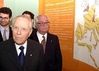 Il Presidente Ciampi, con a fianco l'Ambasciatore Bruno Bottai, Presidente della Società Dante Alighieri, durante la visita alla Mostra sulla Storia della Lingua Italiana