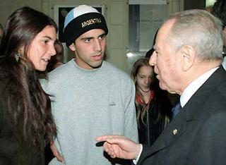 Il Presidente Ciampi si sofferma a parlare con due studenti d'oltreoceano in occasione della visita in anteprima alla Mostra sulla Storia della Lingua Italiana