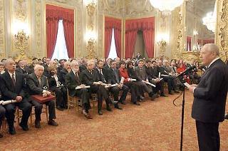 Il Presidente Ciampi rivolge il suo indirizzo di saluto ai presenti, in occasione della cerimonia di consegna dei premi &quot;Saint Vincent di Giornalismo &quot; al Quirinale