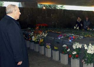 Il Presidente Ciampi rende omaggio ai Caduti delle Fosse Ardeatine, in occasione del 59° anniversario dell'eccidio