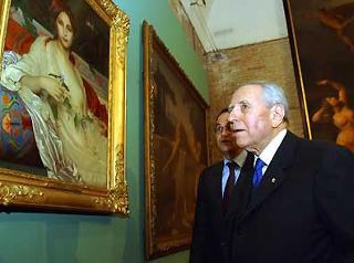 Il Presidente Ciampi, in visita alla Mostra &quot;Da Ingres a Degas&quot; a Villa Medici, osserva il dipinto &quot;Albaylè&quot; di Alexandre Cabanel del 1848