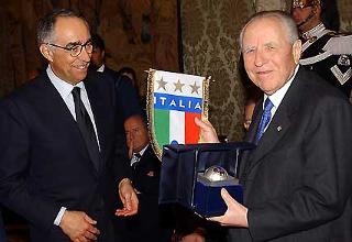 Il Presidente Ciampi con Franco Carraro, Presidente della FIGC, in occasione dell'incontro al Quirinale con una delegazione di partecipanti al XXVII Congresso della UEFA
