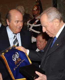 Il Presidente Ciampi con Joseph Blatter Presidente della FIFA, in occasione dell'incontro con una delegazione di partecipanti al XXVII Congresso dell'UEFA