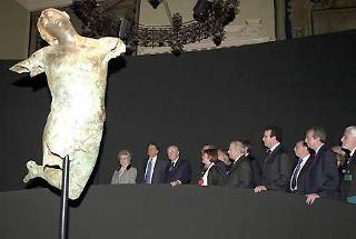 Il Presidente Ciampi insieme alla moglie Franca, durante l'inaugurazione dell'esposizione del &quot;Satiro Danzante&quot; a Palazzo Montecitorio