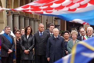 Il Presidente Ciampi con la moglie Franca e le massime Autorità regionali, Provinciali e comunali, assiste all'esibizione degli sbandieratori del Palio