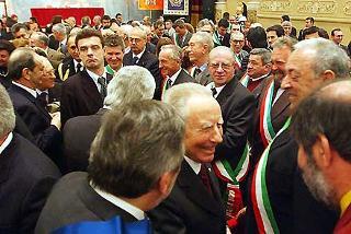 Il Presidente Ciampi tra i Sindaci della Provincia, al termine del suo intervento al Teatro Alfieri