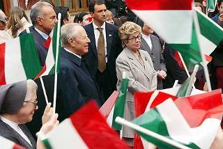Il Presidente Ciampi in compagnia della moglie Franca al suo arrivo all'Istituto di Santa Maria Ausiliatrice in Alessandria