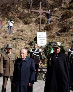 Il Presidente Ciampi, accompagnato dal Consigliere Militare Sergio Biraghi, al Sacrario di Benedicta, dopo aver reso omaggio alle vittime dei nazifascisti