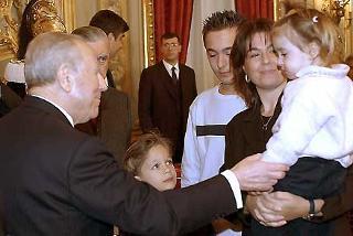 Il Presidente Ciampi con la Signora Giuliana Chiorrini, moglie del Dott. Carlo Urbani, ed i suoi figli Luca, Tommaso e Maddalena, Medaglia d'oro alla memoria