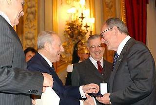 Il Presidente Ciampi premia con Medaglia d'oro il Prof. Gianfranco Mazzuoli, in occasione della cerimonia al Quirinale