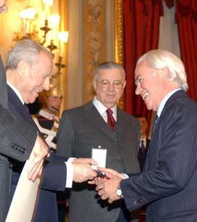 Il Presidente Ciampi premia con Medaglia d'oro il Prof. Franco Mandelli, in occasione della Cerimonia al Quirinale