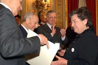 Il Presidente Ciampi premia con la Medaglia d'oro la signora Teresa Pelos Mariotto in occasione della cerimonia al Quirinale