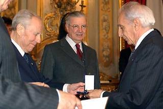 Il Presidente Ciampi premia con la Medaglia d'oro il Prof. Glauco Torlontano, in occasione della cerimonia al Quirinale