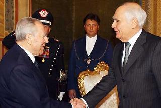 Il Presidente Ciampi con il Ministro della Salute Girolamo Sirchia al Quirinale, in occasione della consegna delle Medaglie d'oro ai Benemeriti della Salute Pubblica