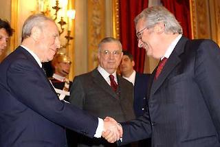 Il Presidente Ciampi premia con la Medeglia d'oro il Dott. Vittorio Carreri in occasione della cerimonia al Quirinale