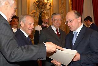 Il Presidente Ciampi premia con la Medaglia d'oro il Dott. Alessandro Nanni Costa in occasione della cerimonia al Quirinale