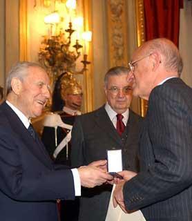 Il Presidente Ciampi premia con la Medaglia d'oro il Prof. Franco Pannuti in occasione della cerimonia al Quirinale