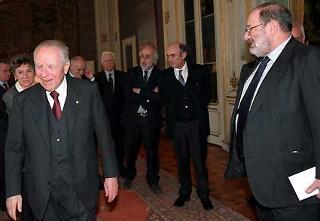Il Presidente Ciampi riceve il Presidente del Consiglio Scientifico Umberto Eco, in occasione dell'incontro con alcuni esponenti dell'Istituto Italiano di Scienze Umane