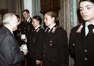 Il Presidente Ciampi con alcuni Allievi Maresciallo della scuola Carabinieri di Firenze, in servizio di Guardia d'Onore al Palazzo del Quirinale