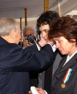 Il Presidente Ciampi con i familiari dell'Agente Scelto Massimo Michielin, Medaglia d'Oro al Valore Civile alla Memoria