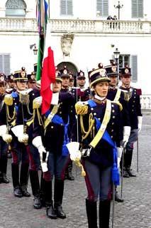 Un momento del Cambio della Guardia d'Onore al Palazzo del Quirinale tra la Polizia di Stato e l'Arma dei Carabinieri in occasione del 151° Anniversario di Fondazione