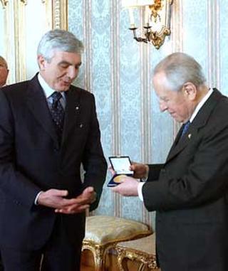 Il Presidente Ciampi con il Capo della Polizia Gianni De Gennaro al Quirinale, in occasione dell'incontro con una delegazione del Reparto della Polizia a cavallo, in servizio di Guardia d'Onore al Palazzo del Quirinale
