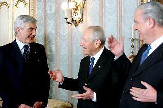 Il Presidente Ciampi, a fianco il Segretario generale del Quirinale Gaetano Gifuni, ed il Capo della Polizia Gianni De Gennaro, in occasione dell'incontro con una delegazione del personale del Reparto della Polizia a cavallo, in servizio di Guardia d'Onore al Palazzo del Quirinale