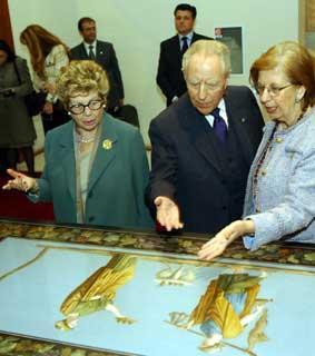 Il Presidente Ciampi con la moglie Franca ed il Soprintendente Sandra Pinto, osserva un mosaico di Domenico Pennacchini durante la visita alla Mostra &quot;Maestà di Roma. Da Napoleone all'Unità d'Italia&quot;
