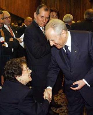 Il Presidente Ciampi saluta i familiari di Guido Carli in occasione della cerimonia commemorativa nel decennale della scomparsa
