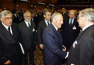 Il Presidente Ciampi saluta Piero Barucci al termine della sua relazione "L'opera di Guido Carli", in occasione della cerimonia commemorativa alla Libera Università Internazionale degli Studi Sociali-Luiss Guido Carli. Da sinistra il Governatore della Banca d'Italia Antonio Fazio, il Rettore della LUISS Adriano De Maio, il Presidente di Confindustria Antonio D'Amato e il Vice Presidente del Senato Lamberto Dini