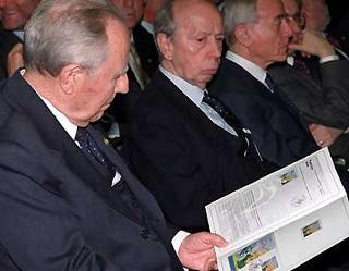 Il Presidente Ciampi osserva l'annullo filatelico speciale emesso in memoria di Guido Carli, in occasione della cerimonia di commemorazione alla LUISS