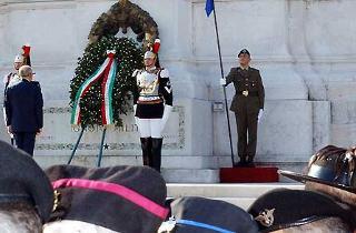 Il Presidente Ciampi rende omaggio al Milite Ignoto, in occasione dell'Anniversario della Liberazione