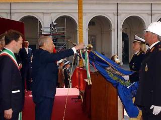 Il Presidente della Repubblica Carlo Azeglio Ciampi conferisce la Medaglia d'Oro al Merito Civile al Comune di Castelforte