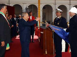 Il Presidente Ciampi conferisce la Medaglia d'Oro al Merito Civile al Comune di SS. Cosma e Damiano