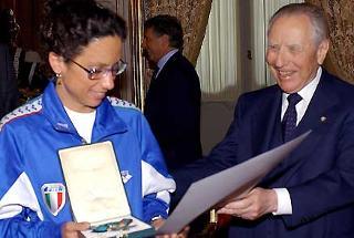 Il Presidente Ciampi con la Campionessa del Mondo Viola Valli, vincitrice della medaglia d'oro nei 5 e 25 km a Fukuoka 2001 e nei 5 km a Sharm El Sheikh nel 2002, insignita dell'Onorificenza dell'OMRI, in occasione della cerimonia al Quirinale