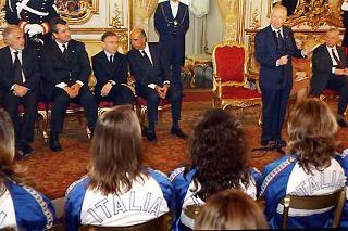 Il Presidente Ciampi rivolge il suo indirizzo di saluto alle Campionesse del Mondo della Nazionale di Nuoto e Pallanuoto Femminile, insignite dell'Onorificenza di Cavaliere dell'OMRI, nel corso della cerimonia al Quirinale