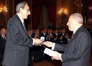 Il Presidente Ciampi consegna il Diploma di I classe con Medaglia d'Oro per la Cultura e l'Arte a Franco Battiato