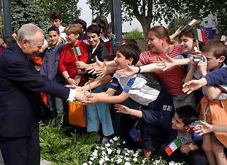 Il Presidente Ciampi accolto da una scolaresca al suo arrivo alla Fiera