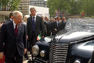 Il Presidente Ciampi osserva una Fiat presidenziale 2800 del 1938 all'uscita dalla Fiera