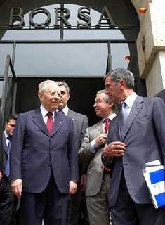 Il Presidente Ciampi con il Presidente della Consob Luigi Spaventa, lascia la sede della Borsa, al termine della relazione annuale