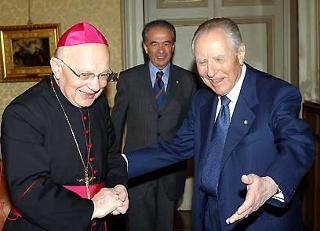 Il Presidente Ciampi con S.E.Rev.ma Mons. Roberto Amadei al suo arrivo in Prefettura a Bergamo