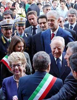 Il Presidente Ciampi con la moglie Franca accolti dal Sindaco della città, al loro arrivo al Teatro Donizetti
